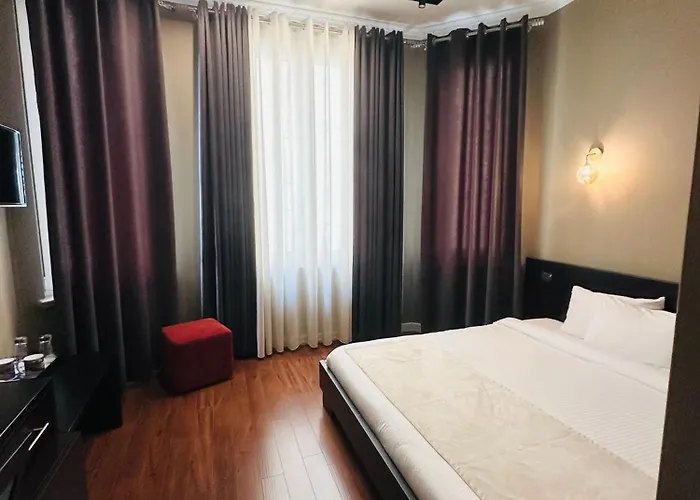 Monun Boutique Tiran